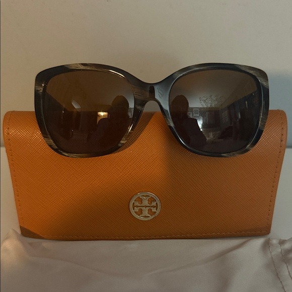 Tory Burch Tortoise Sunglasses with Orange Case - Picture 1 of 4